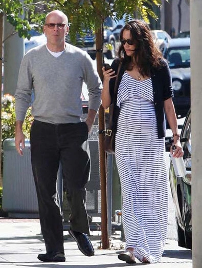 Bruce Willis và vợ chuẩn bị đón con chào đời. Bruce Willis và vợ chuẩn bị đón con chào đời.