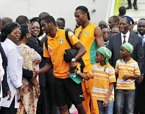 Mặc dù thất bại trong trận chung kết CAN 2012 trước Zambia, Drogba và các đồng đội vẫn được chào đón nồng hậu bởi Mặc dù thất bại trong trận chung kết CAN 2012 trước Zambia, Drogba và các đồng đội vẫn được chào đón nồng hậu bởi