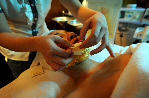 Việc bóc các lá vàng được thực hiện rất cẩn thận bởi chỉ cần sơ xuất, làm lá vàng bị cong hoặc rách là không thể sử dụng được nữa. Việc bóc các lá vàng được thực hiện rất cẩn thận bởi chỉ cần sơ xuất, làm lá vàng bị cong hoặc rách là không thể sử dụng được nữa.