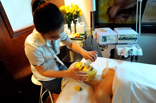 inh chất tăng cường khả năng thẩm thấu sau đó được thoa lên mặt một lần nữa để massage. inh chất tăng cường khả năng thẩm thấu sau đó được thoa lên mặt một lần nữa để massage.