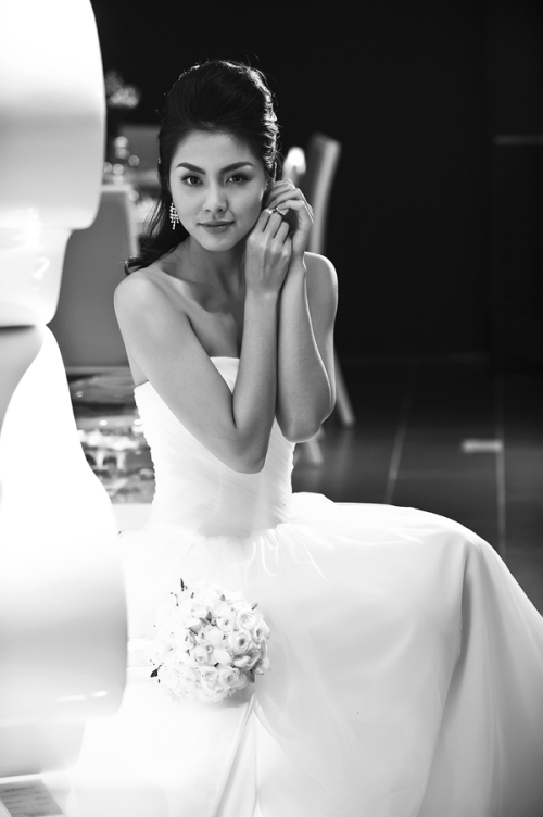 Tăng Thanh Hà hóa thân thành cô dâu trong bộ ảnh đen trắng tuyệt đẹp. Tăng Thanh Hà hóa thân thành cô dâu trong bộ ảnh đen trắng tuyệt đẹp.