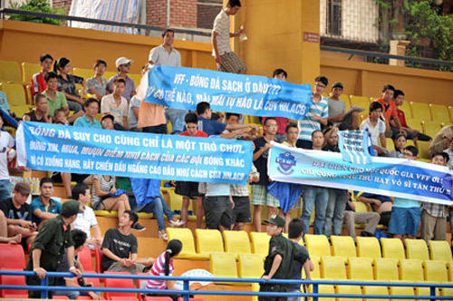 Những vòng đấu cuối của mùa giải thường xuyên diễn ra tiêu cực với nạn xin cho, mua bán điểm số. Các CĐV tỏ rõ sự chán nản trước sự bất lực của VFF. Những vòng đấu cuối của mùa giải thường xuyên diễn ra tiêu cực với nạn xin cho, mua bán điểm số. Các CĐV tỏ rõ sự chán nản trước sự bất lực của VFF.