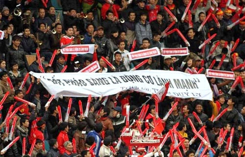 CĐV Hải Phòng trêu trưởng giải Super League Trần Duy Ly sau phát ngôn hớ hênh của ông. CĐV Hải Phòng trêu trưởng giải Super League Trần Duy Ly sau phát ngôn hớ hênh của ông.
