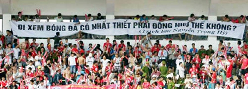 Chủ tịch VFF và các quan chức tới sân xem bóng đá và bị CĐV phản đối thâm thúy. Chủ tịch VFF và các quan chức tới sân xem bóng đá và bị CĐV phản đối thâm thúy.