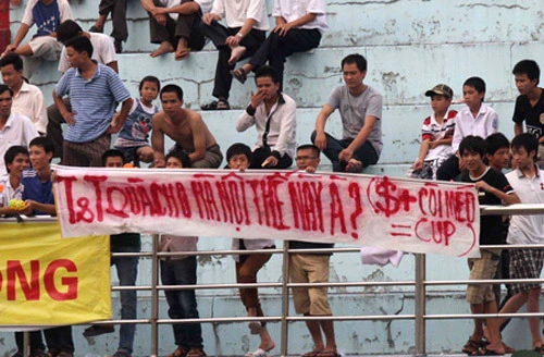 Cuối mùa giải 2010, Hà Nội T&T hoàn thành nhiệm vụ giành chức vô địch V-League để làm quà mừng đại lễ 1000 năm Thăng Long - Hà Nội theo tâm niệm của bầu Hiển. Thế nhưng, chức vô địch của đội bóng thủ đô đã luôn bị dè bỉu và nhìn vào bằng sự nghi ngờ. Đỉnh điểm là trận đấu ở vòng 24, khi trên sân Ninh Bình đã xuất hiện một tấm băng rôn với nội dung: T&T quà tặng cho Hà Nội thế này à? $ + Còi méo= Cup. Đọc xong, chẳng biết là nên bi hay nên hài. Cuối mùa giải 2010, Hà Nội T&T hoàn thành nhiệm vụ giành chức vô địch V-League để làm quà mừng đại lễ 1000 năm Thăng Long - Hà Nội theo tâm niệm của bầu Hiển. Thế nhưng, chức vô địch của đội bóng thủ đô đã luôn bị dè bỉu và nhìn vào bằng sự nghi ngờ. Đỉnh điểm là trận đấu ở vòng 24, khi trên sân Ninh Bình đã xuất hiện một tấm băng rôn với nội dung: T&T quà tặng cho Hà Nội thế này à? $ + Còi méo= Cup. Đọc xong, chẳng biết là nên bi hay nên hài.