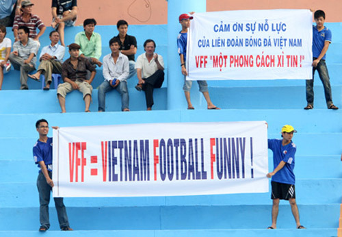 Việc nhập nhằng việc chuyên nghiệp hóa của các đội bóng do VFF đưa ra ở mùa giải 2010 đã khiến 2 đội hạng Nhất là Than Quảng Ninh và Bình Định bị mất suất thăng hạng một cách oan uổng. Chính vì thế, trong trận tranh play off của mùa giải, trên khán đài đã xuất hiện những tấm băng rôn khen đểu VFF với những nội dung khá hài hước, trong đó nhại theo slogant quảng cáo của một sản phẩm đặc trưng chỉ dành cho chị em. Việc nhập nhằng việc chuyên nghiệp hóa của các đội bóng do VFF đưa ra ở mùa giải 2010 đã khiến 2 đội hạng Nhất là Than Quảng Ninh và Bình Định bị mất suất thăng hạng một cách oan uổng. Chính vì thế, trong trận tranh play off của mùa giải, trên khán đài đã xuất hiện những tấm băng rôn khen đểu VFF với những nội dung khá hài hước, trong đó nhại theo slogant quảng cáo của một sản phẩm đặc trưng chỉ dành cho chị em.