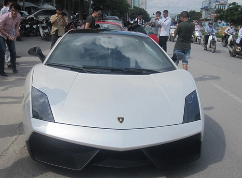 Phát triển dựa trên Gallardo LP560-4 nhưng LP570-4 nhẹ hơn 70 kg. Động cơ V10 dung tích 5,2 lít với vỏ và hệ thống làm mát bằng hợp kim nhôm. Công suất xe 570 mã lực tại vòng tua 8.000 vòng/phút. Mô-men xoắn cực đại 540 Nm tại vòng tua 6.500 vòng/phút. Lamborghini sử dụng hộp số e-Gear 6 cấp và thêm tùy chọn miễn phí hộp số tay.