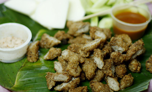 Nem rán ngõ Tạm Thương (từ đường Hàng Bông rẽ vào). Ở đây có nhiều hàng để bạn lựa chọn, ngoài nem còn có cá bò, khoai tây rán, củ đậu, dưa chuột ăn kèm.