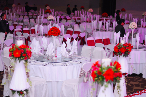 Những chiếc bàn được trang trí xen kẽ bằng màu đỏ và trắng. Những chiếc bàn được trang trí xen kẽ bằng màu đỏ và trắng.