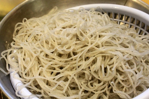 Miến sau khi chần sơ qua. Miến sau khi chần sơ qua.