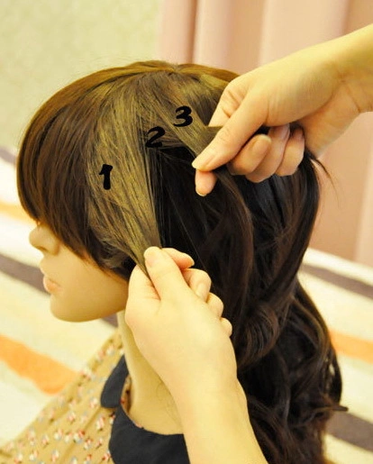 Lấy 3 lọn tóc ở một bên mang tai, vắt lọn thứ ba chồng lên lọn thứ hai, tết từ trên đỉnh đầu xuống. Lấy 3 lọn tóc ở một bên mang tai, vắt lọn thứ ba chồng lên lọn thứ hai, tết từ trên đỉnh đầu xuống.