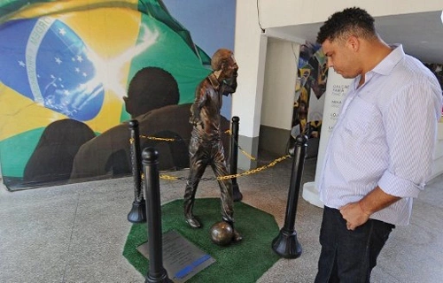 Cựu danh thủ Brazil tranh thủ thăm thú các hạng mục công trình chuẩn bị cho World Cup 2014 đã xây dựng xong. Cựu danh thủ Brazil tranh thủ thăm thú các hạng mục công trình chuẩn bị cho World Cup 2014 đã xây dựng xong.