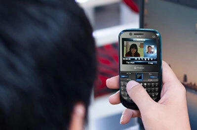 Với tính năng Video Calling, khoảng cách giữa bạn và người thân, bạn bè như xích lại gần hơn.