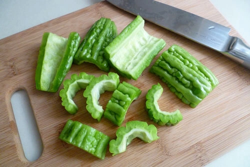 Khổ qua thái miếng vừa ăn. Khổ qua thái miếng vừa ăn.