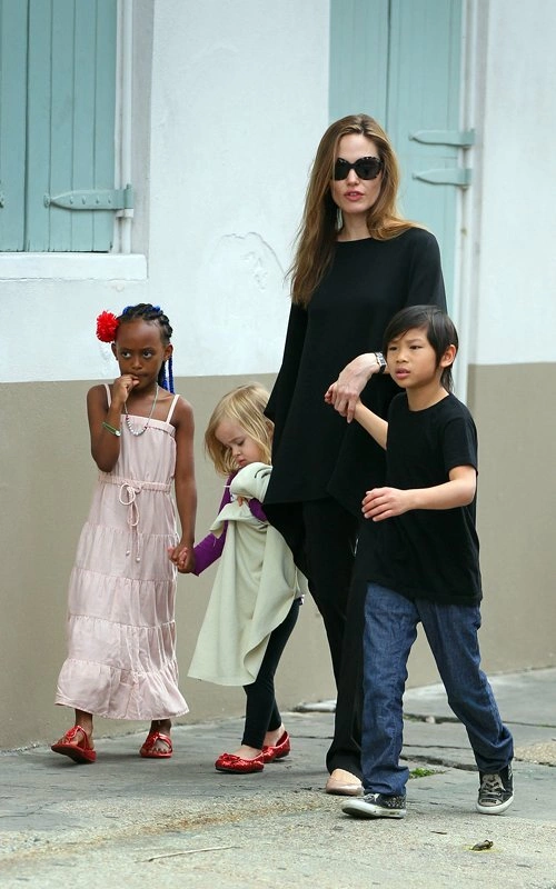 jolie15-341411-1368124914_500x0.jpg
