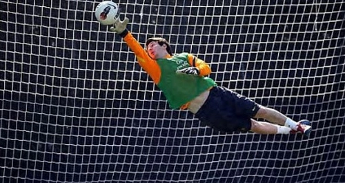 Messi bay người cứu thua trong buổi tập của Barca mới đây. Messi bay người cứu thua trong buổi tập của Barca mới đây.