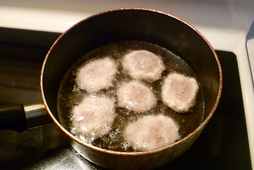 Đổ dầu ăn ngập mặt chả. Đổ dầu ăn ngập mặt chả.