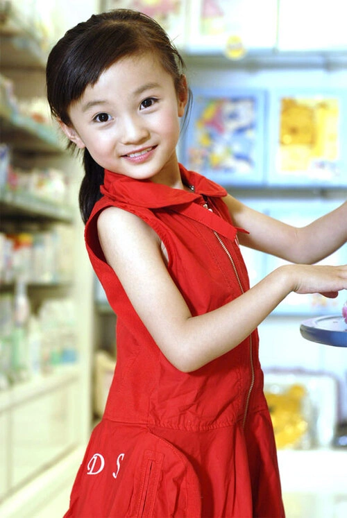 Sinh năm 1999, Lâm Diệu Khả lần đầu tiên góp mặt trong một đoạn quảng cáo vào năm cô bé 6 tuổi. Sinh năm 1999, Lâm Diệu Khả lần đầu tiên góp mặt trong một đoạn quảng cáo vào năm cô bé 6 tuổi.