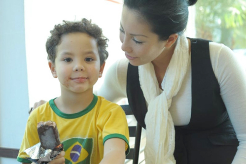 Cuối năm 2010, Ronaldo thừa nhận có con rơi sau khi kết quả xét nghiệm ADN chứng minh anh là bố của bé Alex. Cuối năm 2010, Ronaldo thừa nhận có con rơi sau khi kết quả xét nghiệm ADN chứng minh anh là bố của bé Alex.