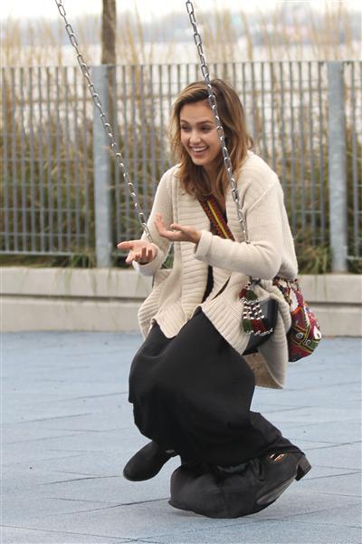 Jessica Alba thích thú với trò xích đu. Jessica Alba thích thú với trò xích đu.