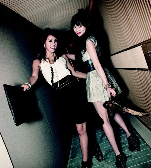 Đều sinh năm 1979, Lee Hyori và Park Shi Yeon là những cô gái trẻ trung, hiện đại. Đều sinh năm 1979, Lee Hyori và Park Shi Yeon là những cô gái trẻ trung, hiện đại.