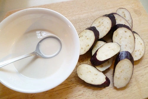 Bột pha và cà tím thái miếng dày khoảng 1 cm. Bột pha và cà tím thái miếng dày khoảng 1 cm.