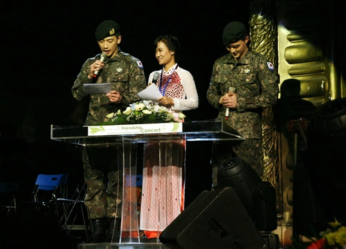 Sau những phút ngẫu hứng, ngôi sao xứ Hàn trở lại với vai trò dẫn chương trình. Sau những phút ngẫu hứng, ngôi sao xứ Hàn trở lại với vai trò dẫn chương trình.