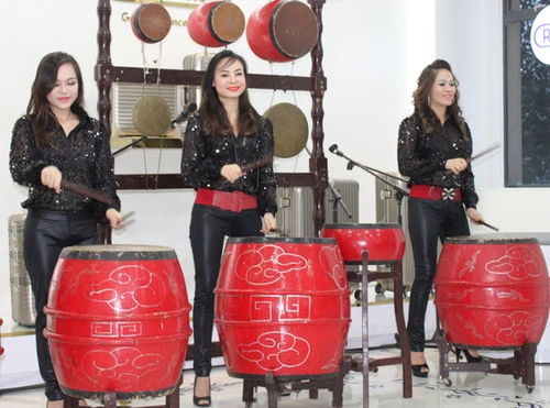 Nhóm Mặt Trời Đỏ tham gia biểu diễn trong chương trình. Nhóm Mặt Trời Đỏ tham gia biểu diễn trong chương trình.