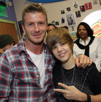 Bieber thân thiết với Beckham. Bieber thân thiết với Beckham.