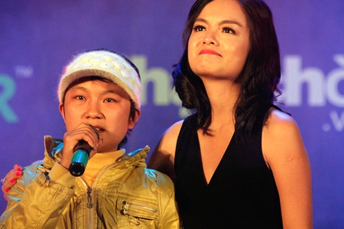 Tiết mục này cũng khiến hàng trăm khán giả có mặt trong đêm trao giải nghẹn ngào. Tiết mục này cũng khiến hàng trăm khán giả có mặt trong đêm trao giải nghẹn ngào.
