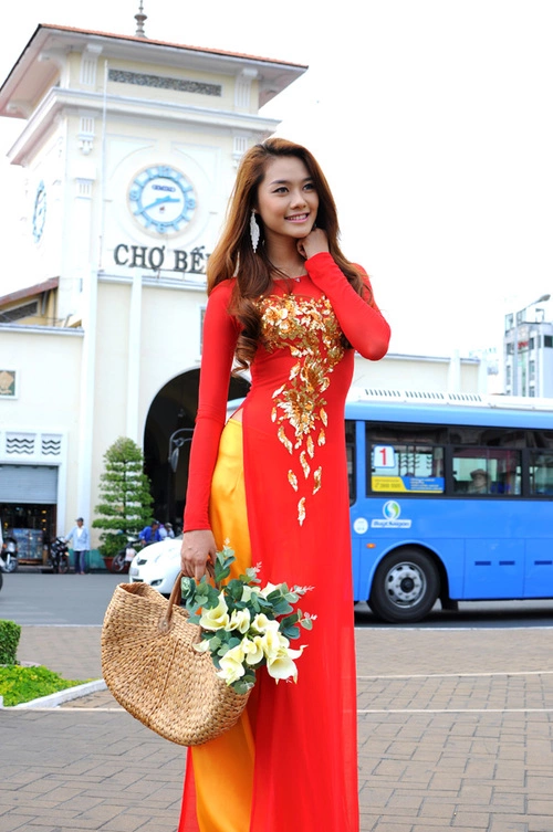 8,9. Linh Chi đã chọn những địa danh nổi tiếng nhất của TP HCM là nhà thờ Đức Bà, nhà hát Thành phố và chợ Bến Thành làm bối cảnh chính cho những bức ảnh của mình. Chuyên gia trang điểm Minh Quân cũng hỗ trợ người đẹp trong buổi chụp ảnh. 8,9. Linh Chi đã chọn những địa danh nổi tiếng nhất của TP HCM là nhà thờ Đức Bà, nhà hát Thành phố và chợ Bến Thành làm bối cảnh chính cho những bức ảnh của mình. Chuyên gia trang điểm Minh Quân cũng hỗ trợ người đẹp trong buổi chụp ảnh.