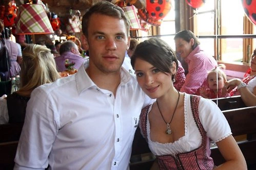 Người yêu của thủ môn Manuel Neuer (Bayern Munich) là người đẹp Kathrin.