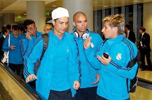 Hôm 26/3, thầy trò HLV Mourinho đặt chân tới đảo Cyprus, chuẩn bị cho trận đấu với chủ nhà APOEL Nicosia. Hôm 26/3, thầy trò HLV Mourinho đặt chân tới đảo Cyprus, chuẩn bị cho trận đấu với chủ nhà APOEL Nicosia.