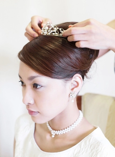 Họa tiết trên vương miện nên đồng điệu với vòng cổ và hoa tai. Ảnh: IM. Họa tiết trên vương miện nên đồng điệu với vòng cổ và hoa tai. Ảnh: IM.