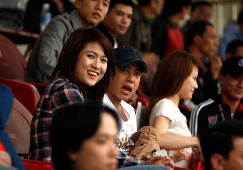 Ngồi không xa cặp Tiến Thành - Mai Anh là đồng đội Danh Ngọc và bạn gái. Ngồi không xa cặp Tiến Thành - Mai Anh là đồng đội Danh Ngọc và bạn gái.