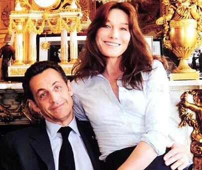 Dù không có chiều cao lý tưởng nhưng tổng thống Pháp Sarkozy vẫn khiến siêu mẫu Carla Bruni siêu lòng.