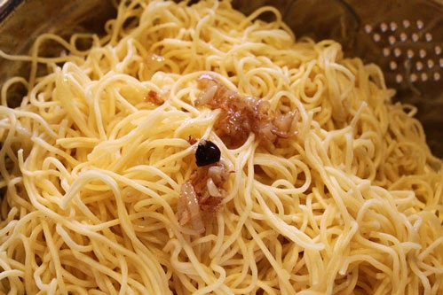 Mỳ trứng chần sơ. Mỳ trứng chần sơ.