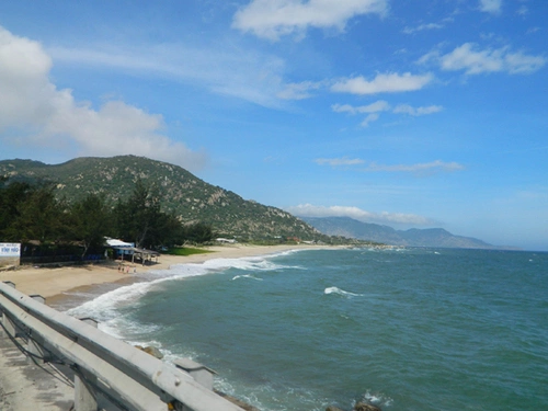 Bãi biển Cà Ná, nằm trên quốc lộ 1A, cách Phan Rang khoảng 30km. Bãi biển Cà Ná, nằm trên quốc lộ 1A, cách Phan Rang khoảng 30km.