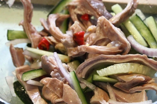 Trộn các gia vị với dạ dày và dưa leo. Trộn các gia vị với dạ dày và dưa leo.