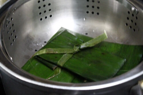 Cho vào chõ hấp chín. Cho vào chõ hấp chín.