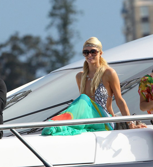Paris Hilton đã trở lại tươi tỉnh vào sáng hôm sau, khi đi trên du thuyền. Paris Hilton đã trở lại tươi tỉnh vào sáng hôm sau, khi đi trên du thuyền.