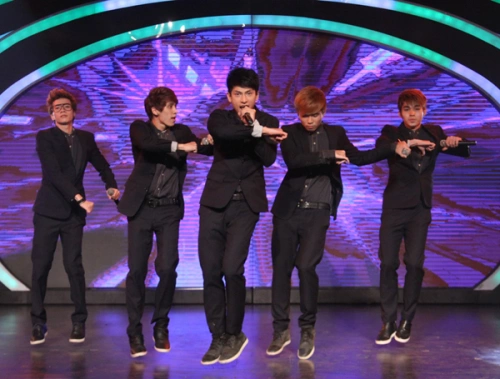 Các chàng trai 365 mang tới ca khúc 'Âm nhạc của tôi' trong đêm công bố kết quả.