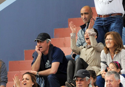 Mourinho thường im lặng khi xem con thi đấu trong khi bà xã Maltide cổ vũ rất phấn khích. Mourinho thường im lặng khi xem con thi đấu trong khi bà xã Maltide cổ vũ rất phấn khích.