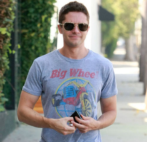 Topher Grace lúc nào cũng đem điện thoại bên mình. Anh sở hữu một mẫu Blackberry của RIM. Topher Grace lúc nào cũng đem điện thoại bên mình. Anh sở hữu một mẫu Blackberry của RIM.