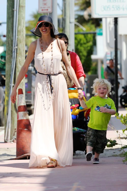 ... hay được mẹ Lilly dắt đi dạo trên đường phố. ... hay được mẹ Lilly dắt đi dạo trên đường phố.