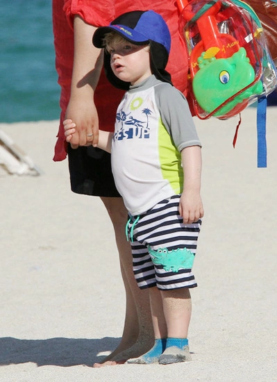 Cậu nhóc ngộ nghĩnh tung tăng trên bãi biển ở Miami. Cậu nhóc ngộ nghĩnh tung tăng trên bãi biển ở Miami.