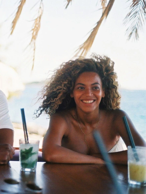 Cũng giống như cách đăng ảnh con gái trên Twitter mà không rao bán ảnh cho các tạp chí, Beyonce thường xuyên chia sẻ những khoảnh khắc gia đình mình trên mạng xã hội với đông đảo các fan. Cũng giống như cách đăng ảnh con gái trên Twitter mà không rao bán ảnh cho các tạp chí, Beyonce thường xuyên chia sẻ những khoảnh khắc gia đình mình trên mạng xã hội với đông đảo các fan.