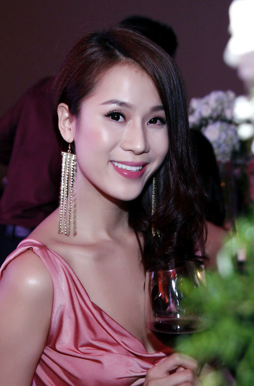 Vẻ xinh đẹp của Thái Hà thu hút nhiều ánh nhìn trong đêm tiệc ấm cúng. Vẻ xinh đẹp của Thái Hà thu hút nhiều ánh nhìn trong đêm tiệc ấm cúng.