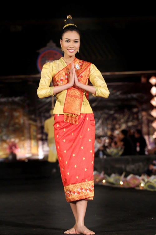 Cô cũng trình diễn trang phục của Chăm. Cô cũng trình diễn trang phục của Chăm.