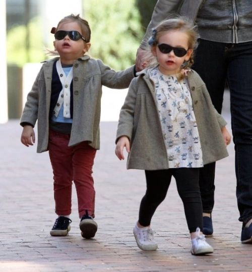 Mẹ Sarah Jessica Parker của các bé cũng nổi tiếng ăn mặc sành điệu cả trong phim lẫn ngoài đời. Mẹ Sarah Jessica Parker của các bé cũng nổi tiếng ăn mặc sành điệu cả trong phim lẫn ngoài đời.